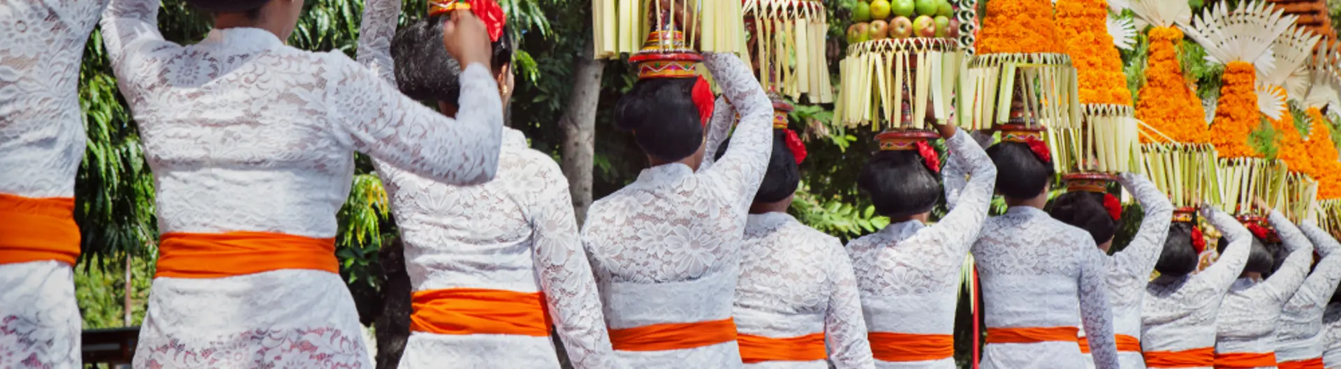 Women wearing Balinese traditional dress